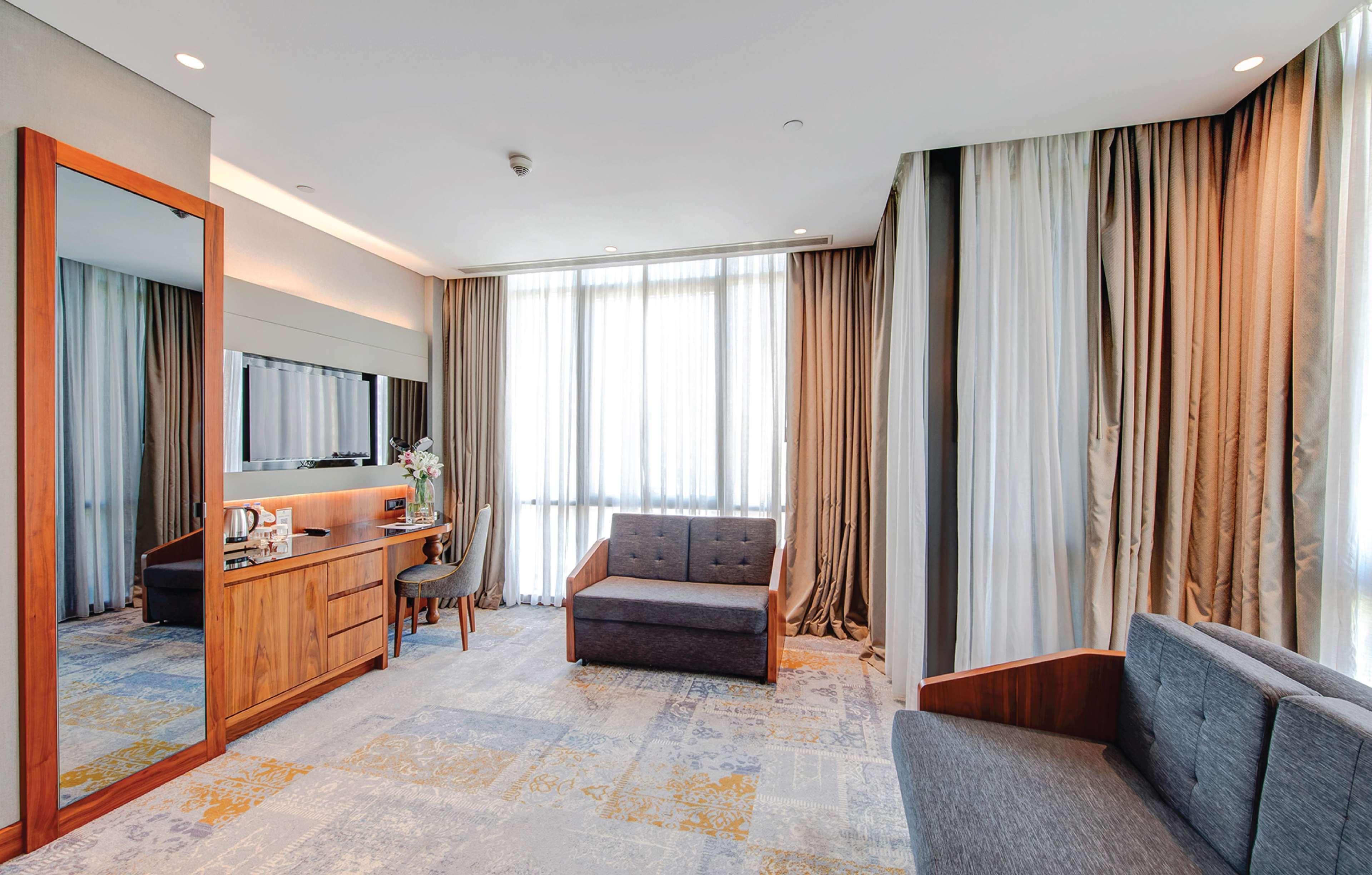 Doubletree By Hilton Istanbul - Piyalepasa Hotel Luaran gambar A suite at the hotel