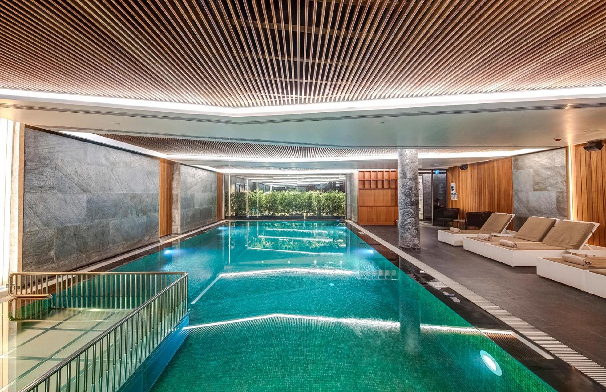 Doubletree By Hilton Istanbul - Piyalepasa Hotel Luaran gambar The swimming pool at The Landmark