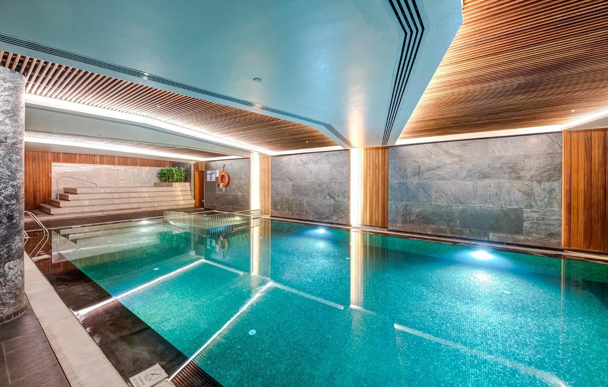 Doubletree By Hilton Istanbul - Piyalepasa Hotel Luaran gambar The swimming pool at the hotel