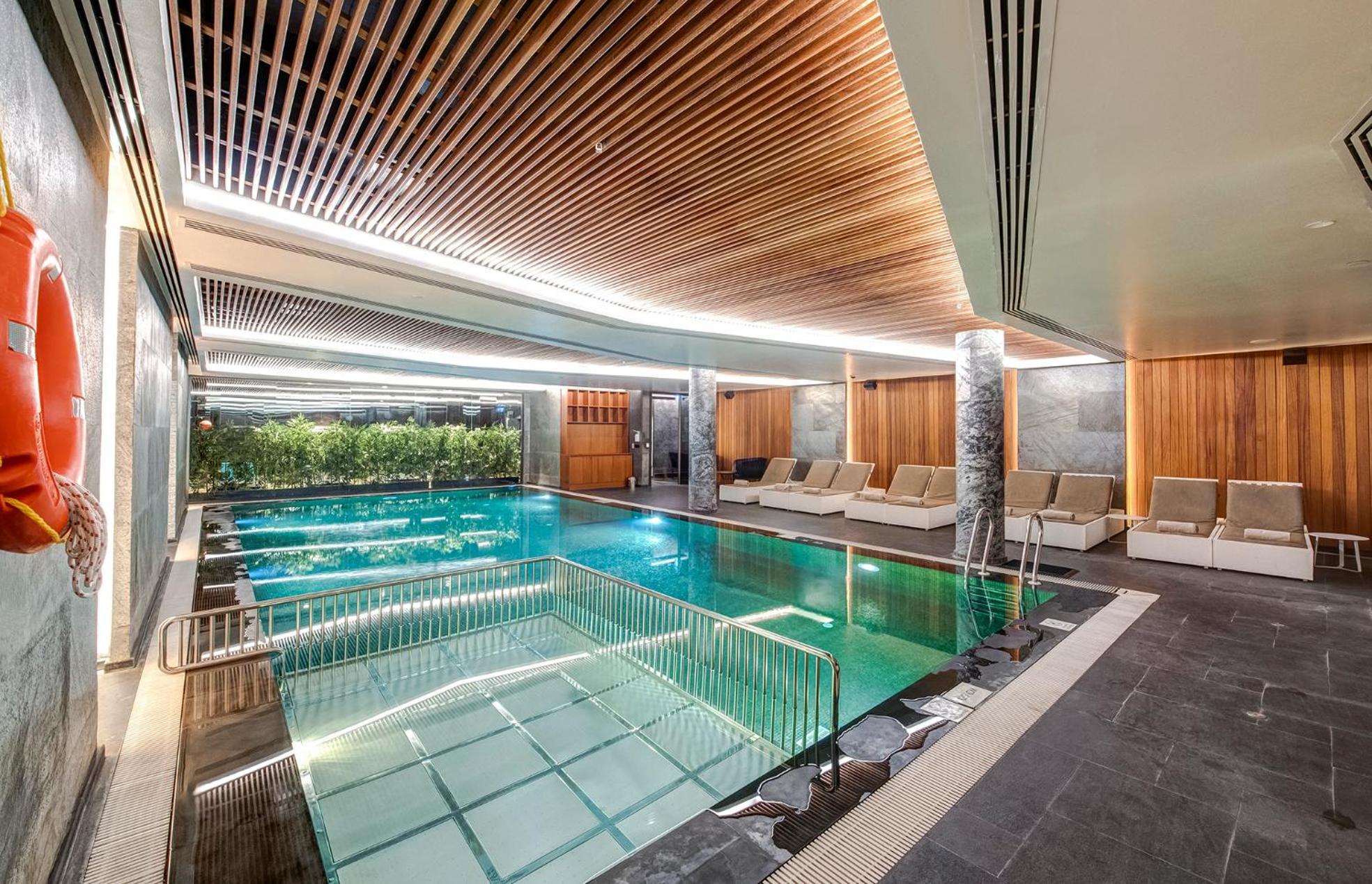 Doubletree By Hilton Istanbul - Piyalepasa Hotel Luaran gambar The swimming pool at The Landmark