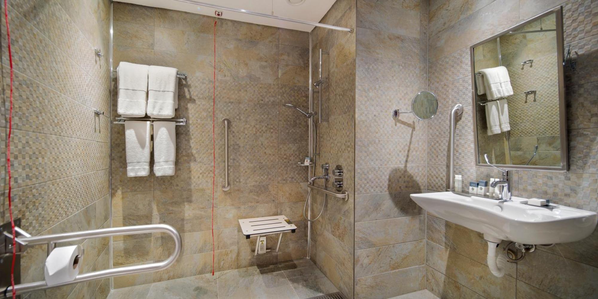 Doubletree By Hilton Istanbul - Piyalepasa Hotel Luaran gambar A shower seat