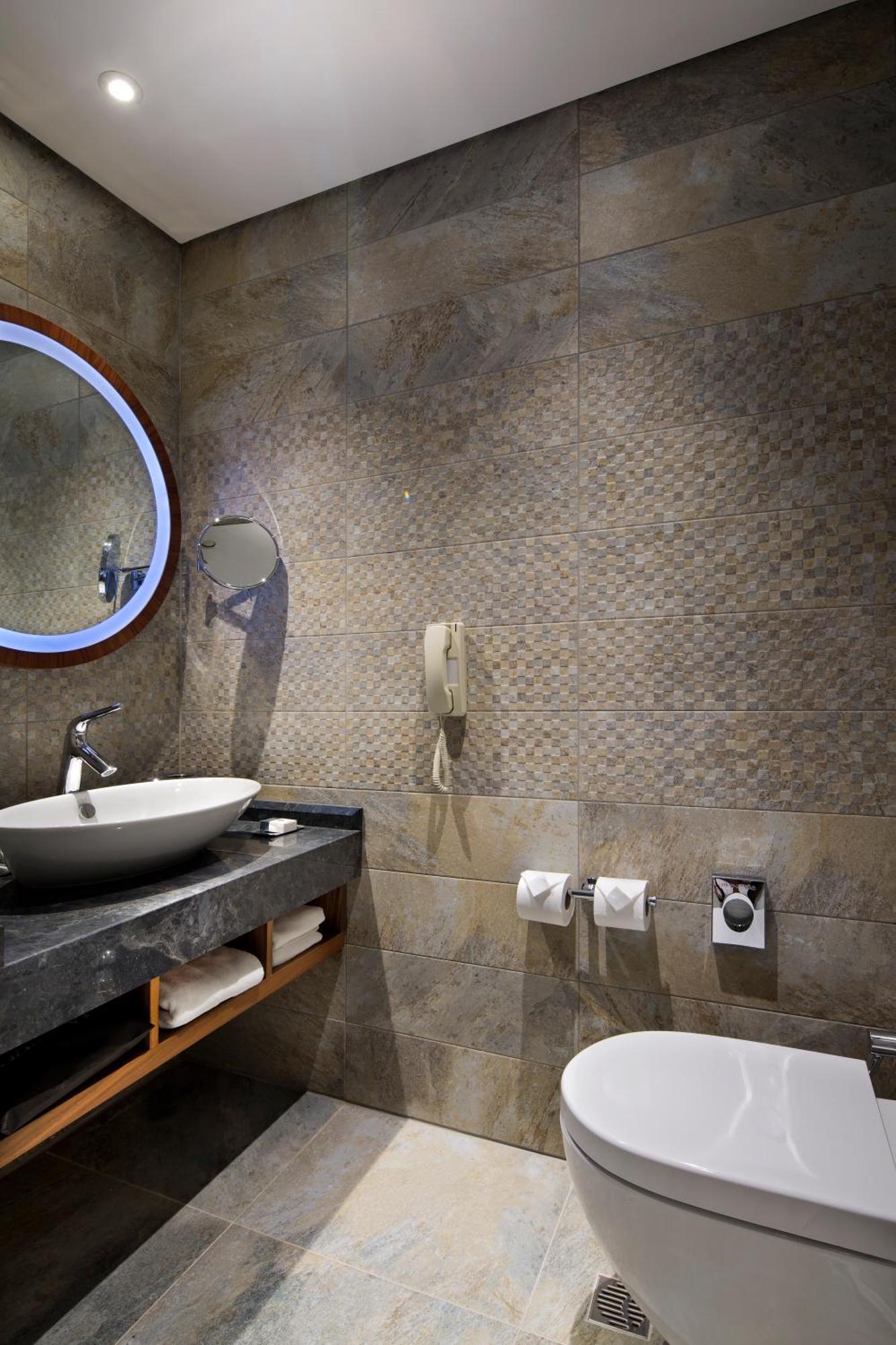 Doubletree By Hilton Istanbul - Piyalepasa Hotel Luaran gambar Bathroom