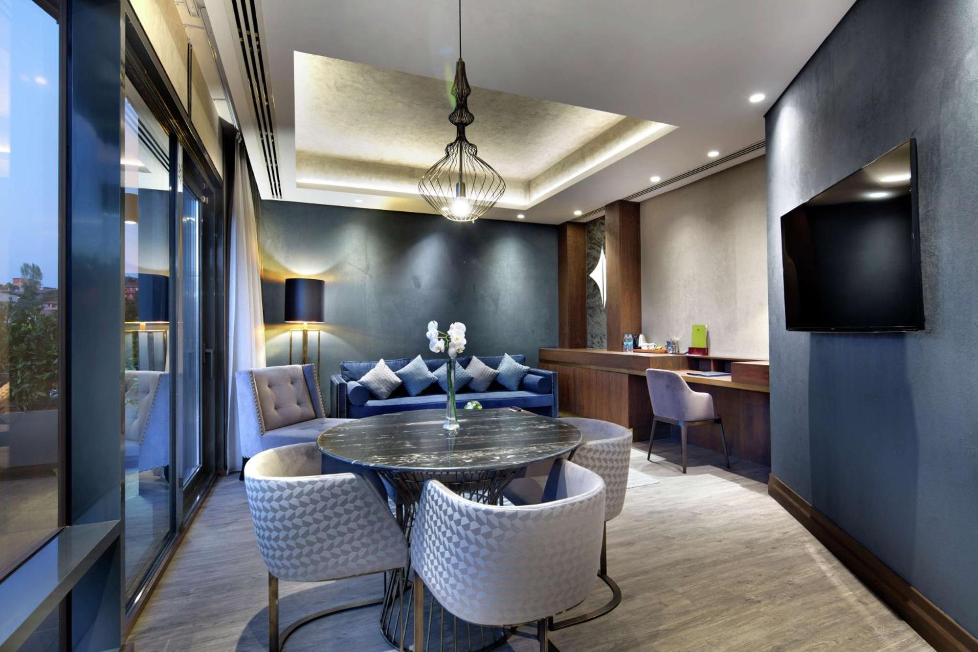 Doubletree By Hilton Istanbul - Piyalepasa Hotel Luaran gambar The Executive Lounge at the hotel