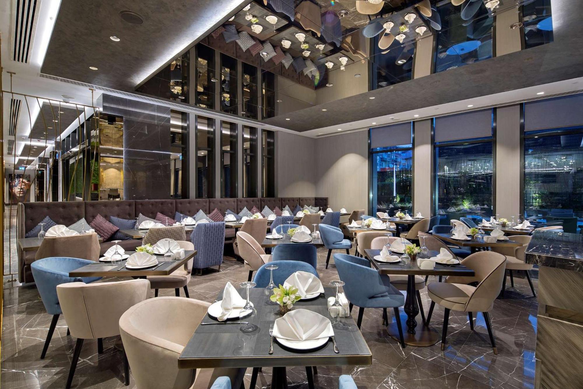 Doubletree By Hilton Istanbul - Piyalepasa Hotel Luaran gambar The interior of the restaurant