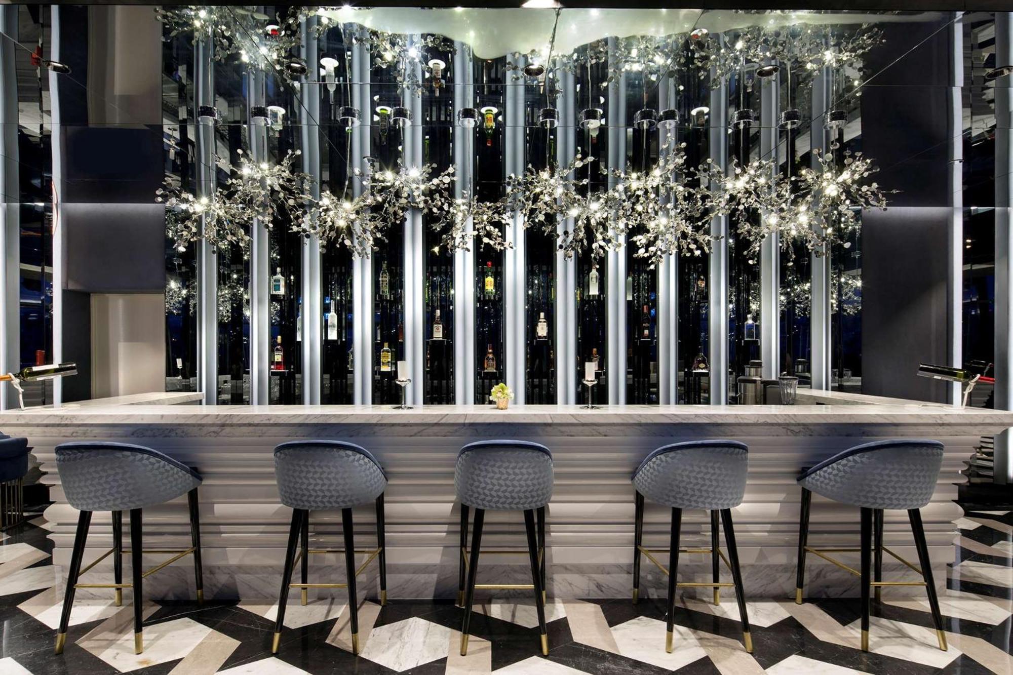 Doubletree By Hilton Istanbul - Piyalepasa Hotel Luaran gambar The bar at the hotel