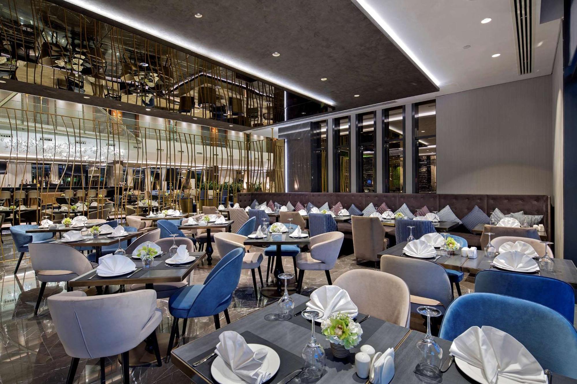 Doubletree By Hilton Istanbul - Piyalepasa Hotel Luaran gambar The interior of the restaurant