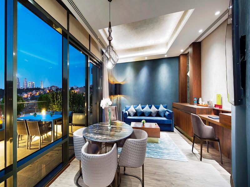 Doubletree By Hilton Istanbul - Piyalepasa Hotel Luaran gambar The living room of a Sky Suite